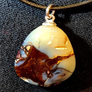 Opal am Lederband