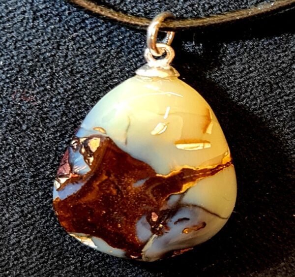 Opal am Lederband